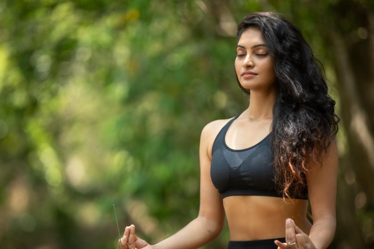 Mujer meditando en la naturaleza